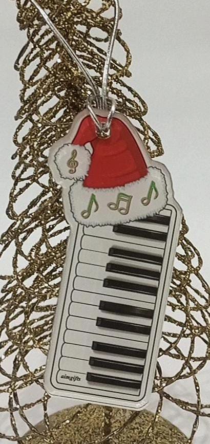 Adorno navideño de piano y un gorro navideño