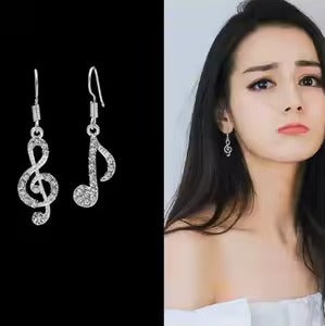 Set de aretes con dije clave de sol y nota musical, Plateado