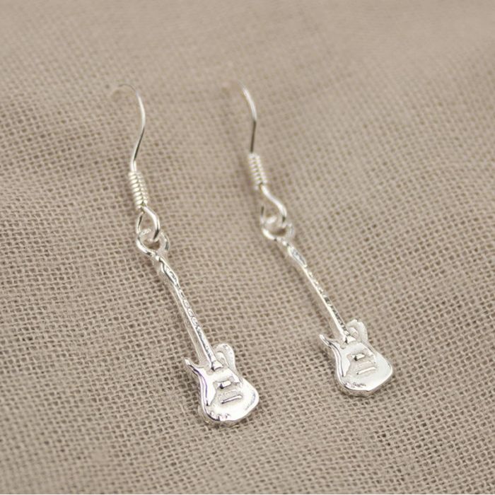Aretes plateado con diseño de microfonos y guitarra