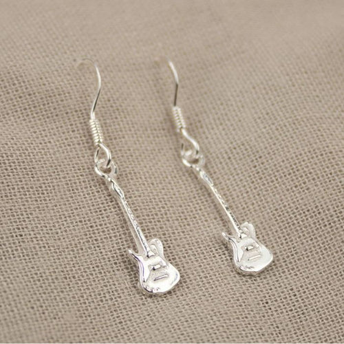 Aretes plateado con diseño de microfonos y guitarra
