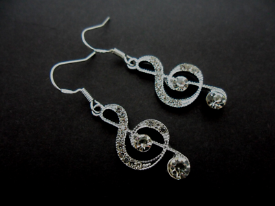 aretes con dije clave de sol  Plateado